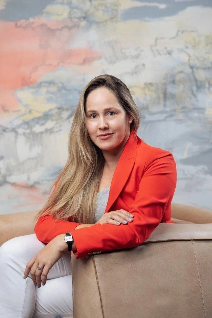Diana Consuegra — Operaciones & Relaciones con Clientes